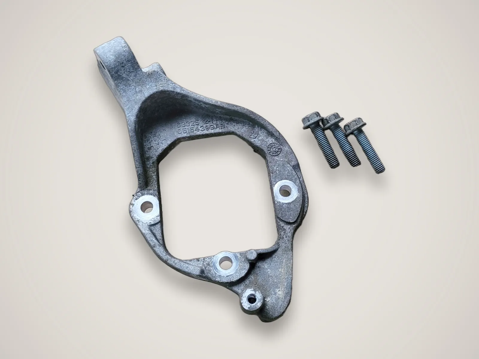 Jeep Wrangler JK — кронштейн насоса ГПК 05154399AB (3.6 L)