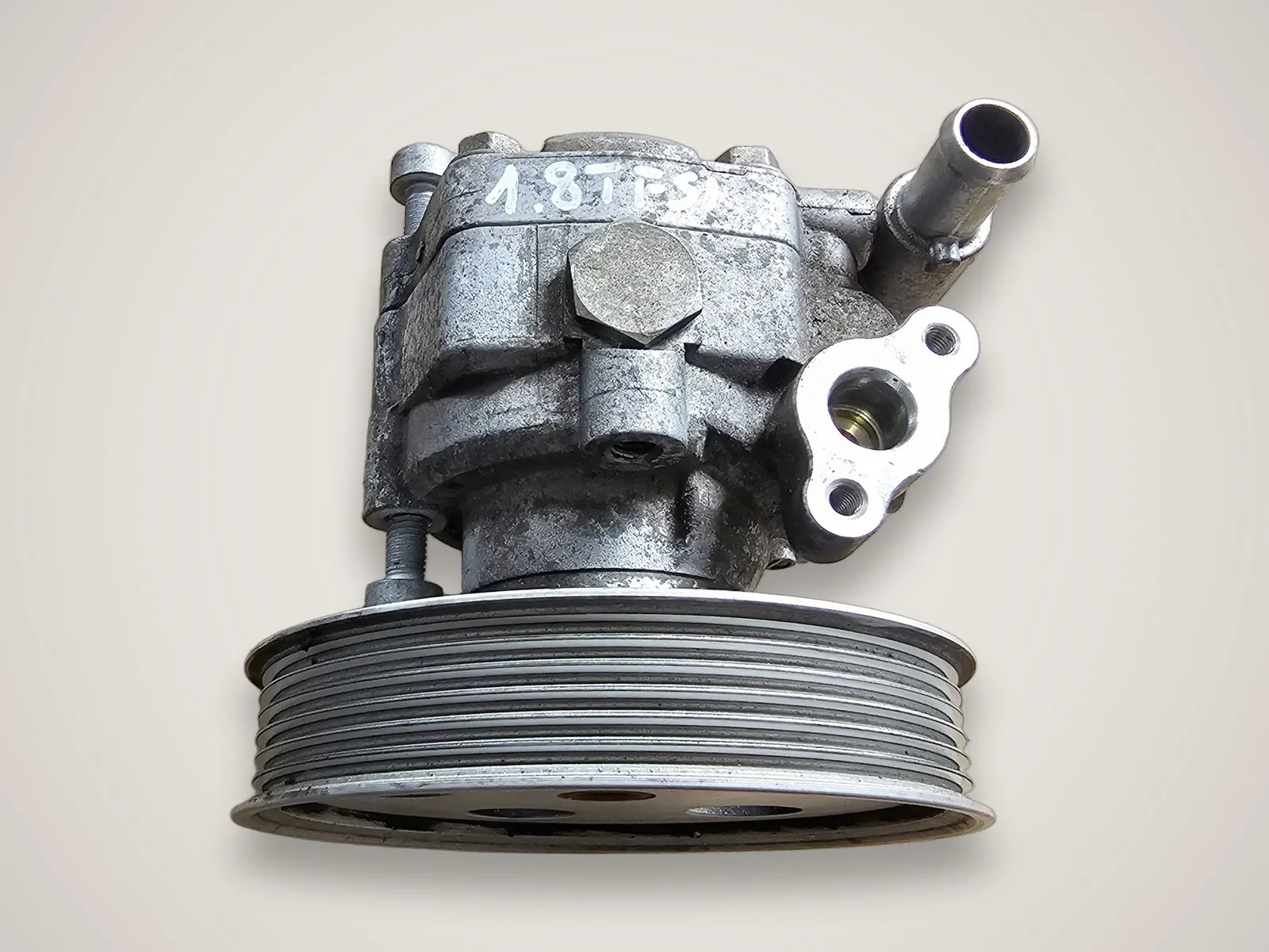Audi A4 B8 — насос гідропідсилювача керма 8K0145153F, 06H145255A (2010)
