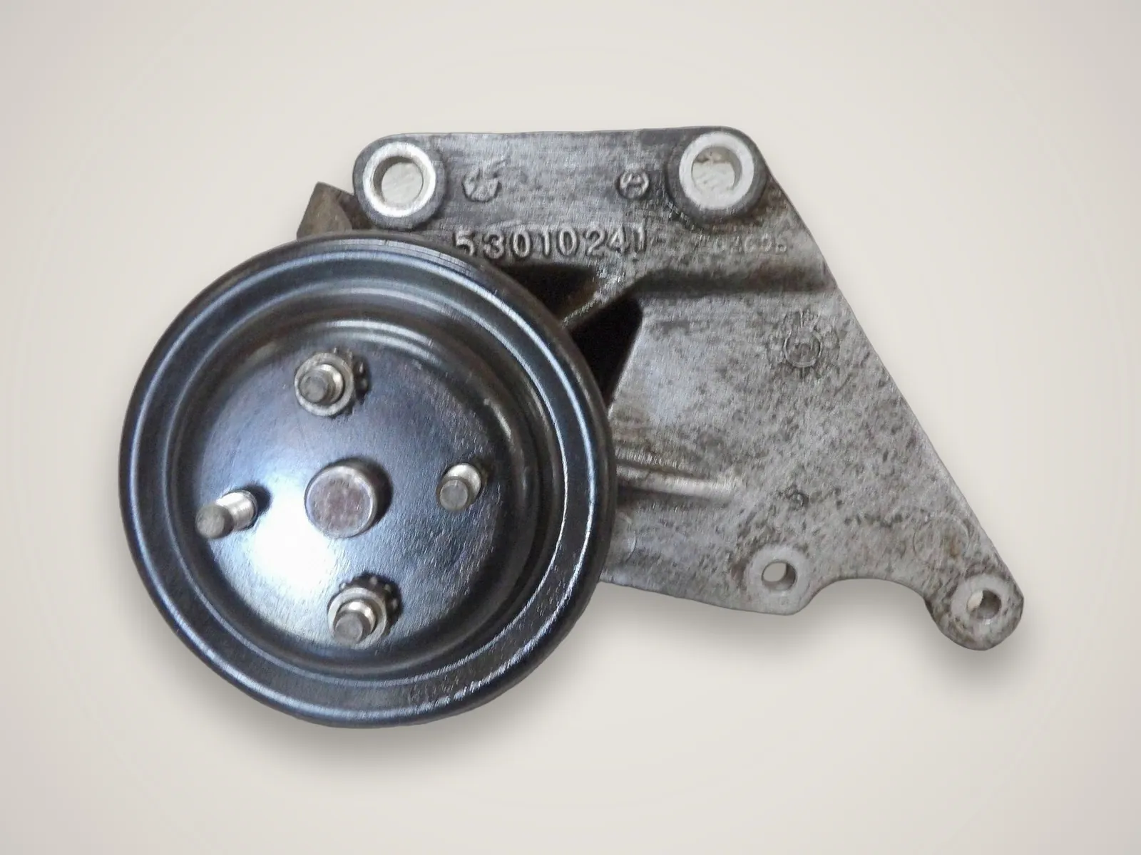 Jeep Cherokee XJ — кронштейн насоса ГПК 53010241 (4.0)