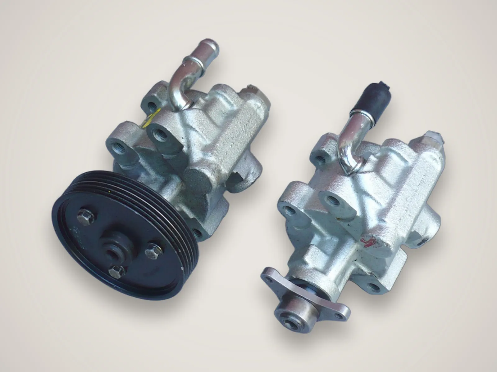 Mitsubishi Carisma — насос гідропідсилювача керма (1.9 TD)